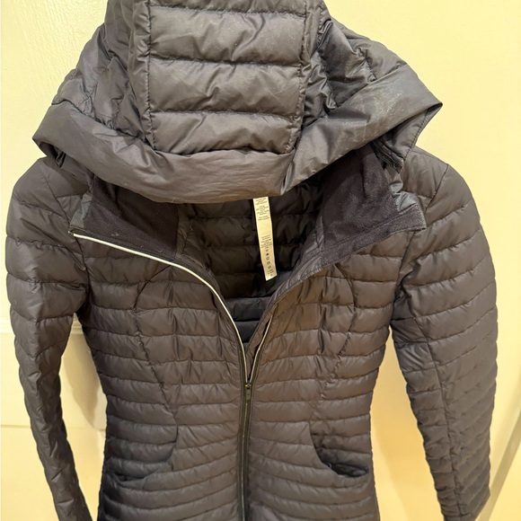 LULULEMON Pack it Down hooded Jacket 700 down fill in Black Size 4 EUC! - Picture 3 of 4